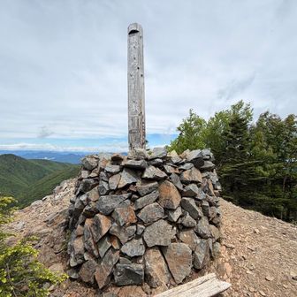 今日に目指した山頂に登頂！
ここまで歩き始めから4時間での登頂はまずまずか