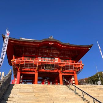 立派な山門が青空に映えます