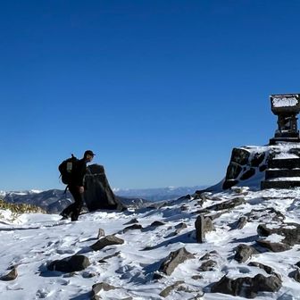 根子岳山頂に到着だにゃ😸根子岳神社⛩