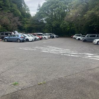 駐車場に到着。
12:27で、この状況。