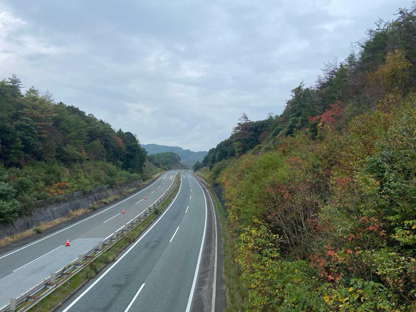 高速🛣️の上を