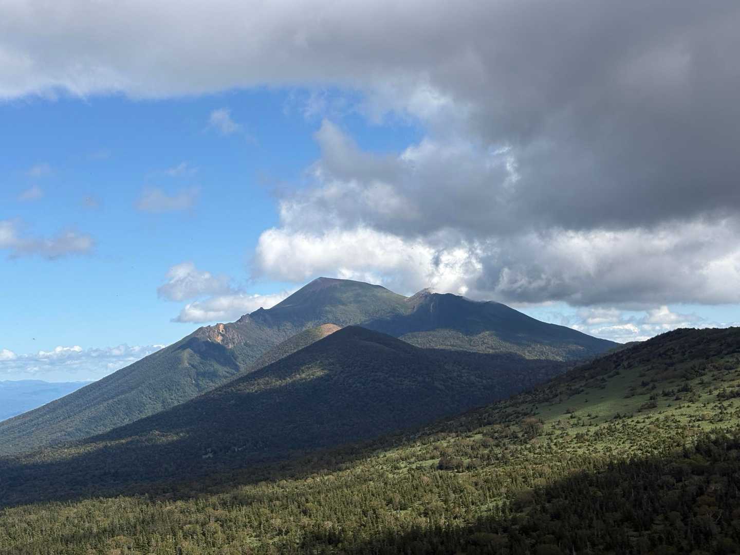 裏側から見る岩手山は、山というカタチ