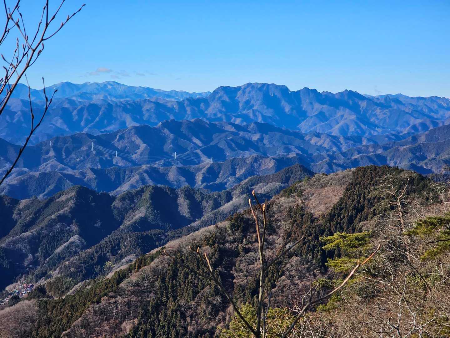断崖絶壁からの両神山どーん⛰️両神山登りたくなるでしょ。
さて、山頂へ向かいます。
