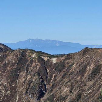 弓折乗越が綺麗だけど、あそこまでまだまだ長い～😅
奥に白山と別山を見ながら進みます👍