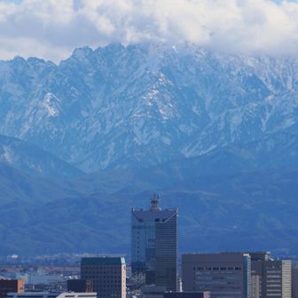 残念ながら山頂は雲の中でした