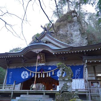 後ろの岩が御神体🤔