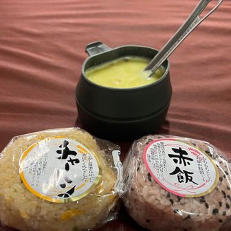 小休止で腹ごしらえ。
チャーハン、赤飯、コンポタの和洋中メシ！