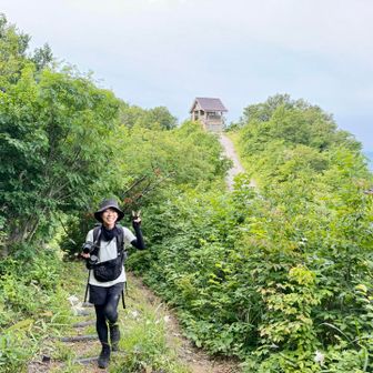 奥医王山(医王山の主峰)へ出発✌️
休憩してた東屋が見える