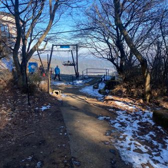 産安社から少し下って山頂ケーブル駅へ。
展望ブランコ「ムササビスウィング」があります😆
こういうセンス嫌いじゃない。高いところ怖いから乗らなかったけどwww