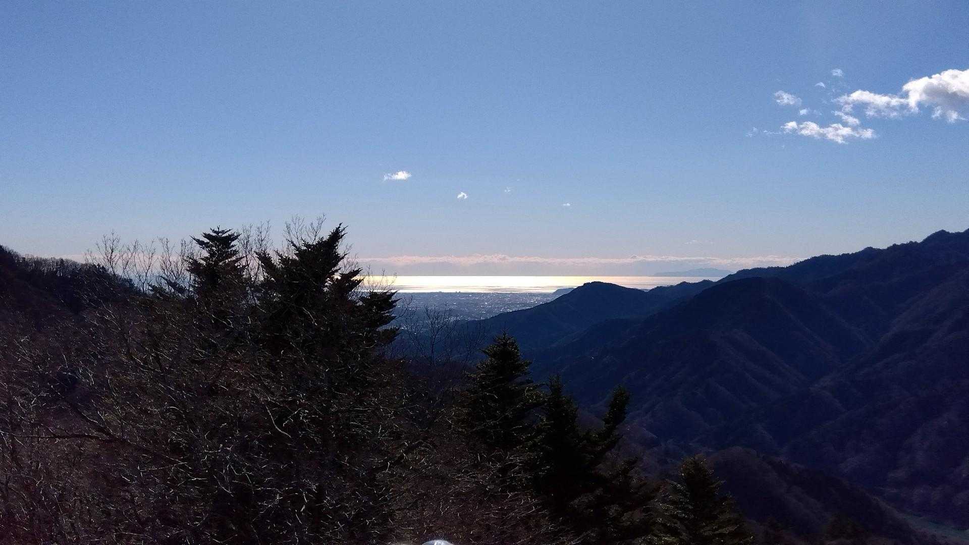 相模湾。手前が大山で遠くに伊豆半島が見える