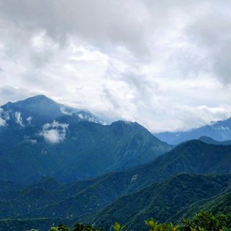 山頂から  何とかガスが抜けて
左 越後駒ヶ岳  右 八海山