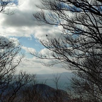 陸奥湾の先に薄っすら岩木山。