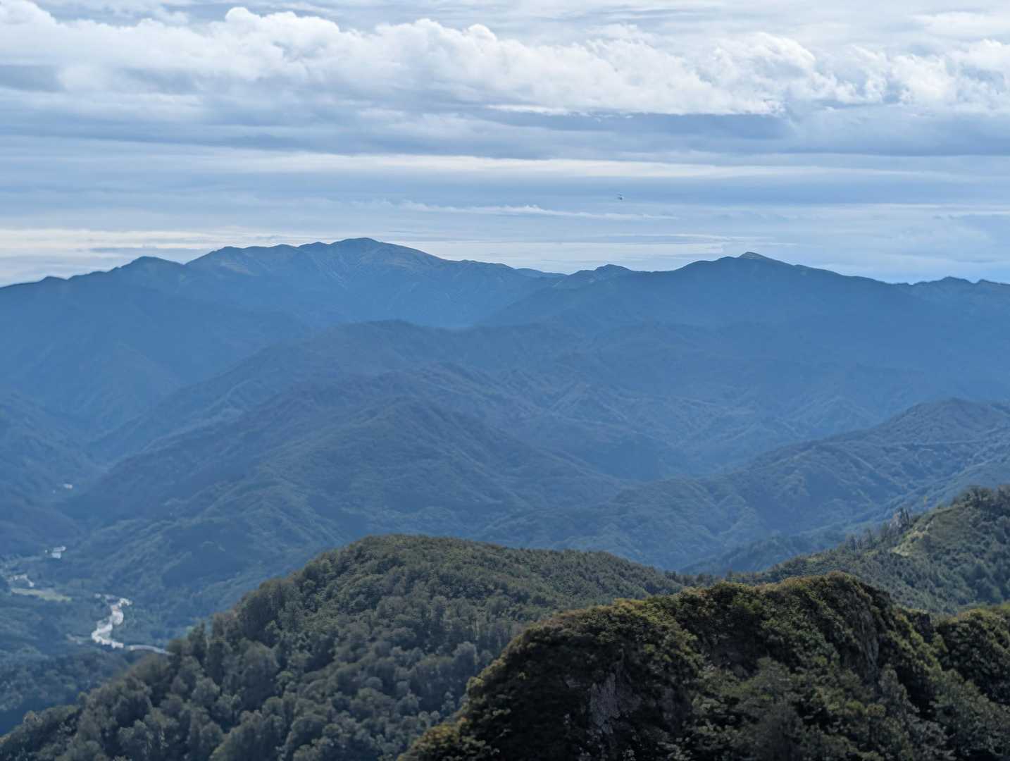 朝日連峰。
晴れてるじゃんかーーーー😂

晴れ予報で登ったらガスガスで
雨予報でやめたら晴れてて(笑)
んもー(笑)

また来年以降のお楽しみが出来て良かったかな。
