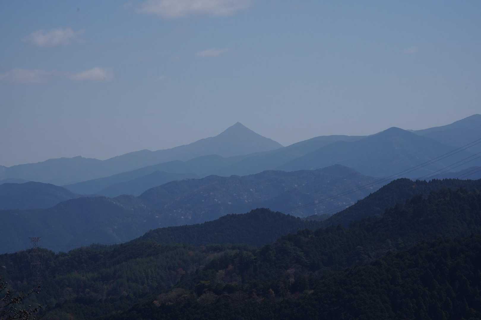 尖った山は、高見山だと思う