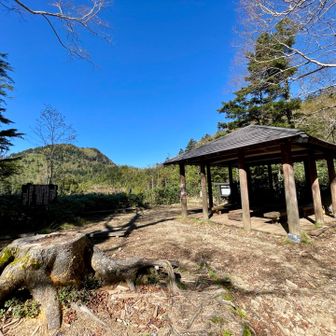 東屋のそばには緊急用トイレあり
🚻公衆トイレ情報
https://visitor-center.shigakogen.gr.jp/news/toilet.html/