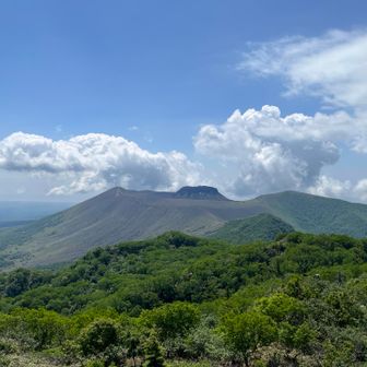 さっき登ってた樽前山。やっぱヨガドームが特徴ですね。