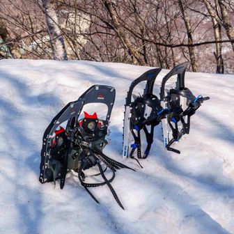 山頂直下、シューをデポッド、軽アイゼンに履き替える。