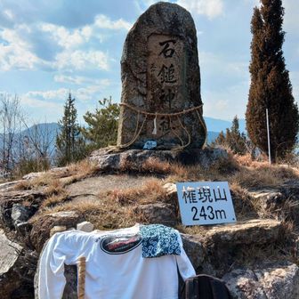 汗だくです🥵
竹の水戸黄門みたいな杖は登山口でお借りしました🎍
下りの薮の岩場で非常に助かりました🦯