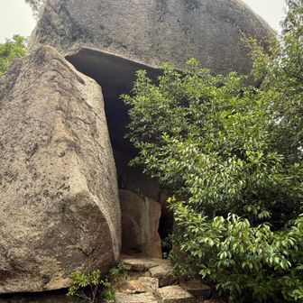 くぐり岩
自然が創り出した巨岩のアーチとは！