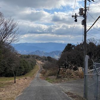 大麻山の頂をはなれ、象頭山琴平山へ
奥の、高い山々の向こうは徳島のほう