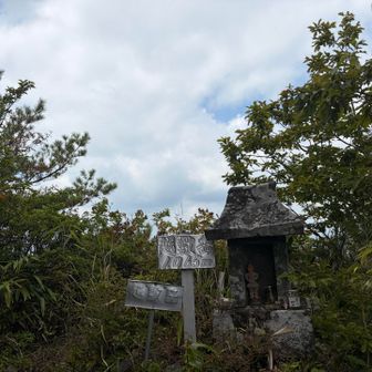 雲多いけど山頂着