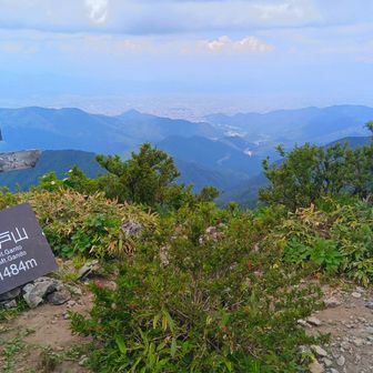 西側に約180°の素晴らしき山頂展望
