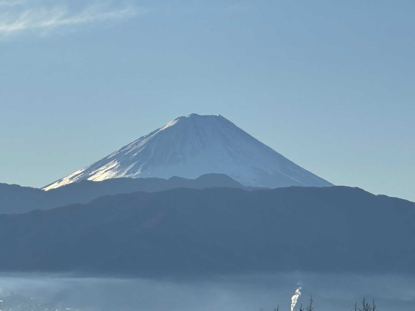 八王子山往復 | 街から歩ける白い巨岩の特等席、甲府盆地と富士山を見下ろす開放感の写真