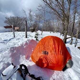 広げてかぶるだけのDKシェルターの中でお昼ご飯休憩。