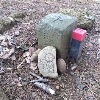 松茸山の三角点といつものお地蔵さん。
この後長々と林道を歩いて宮ヶ瀬へ下山した。