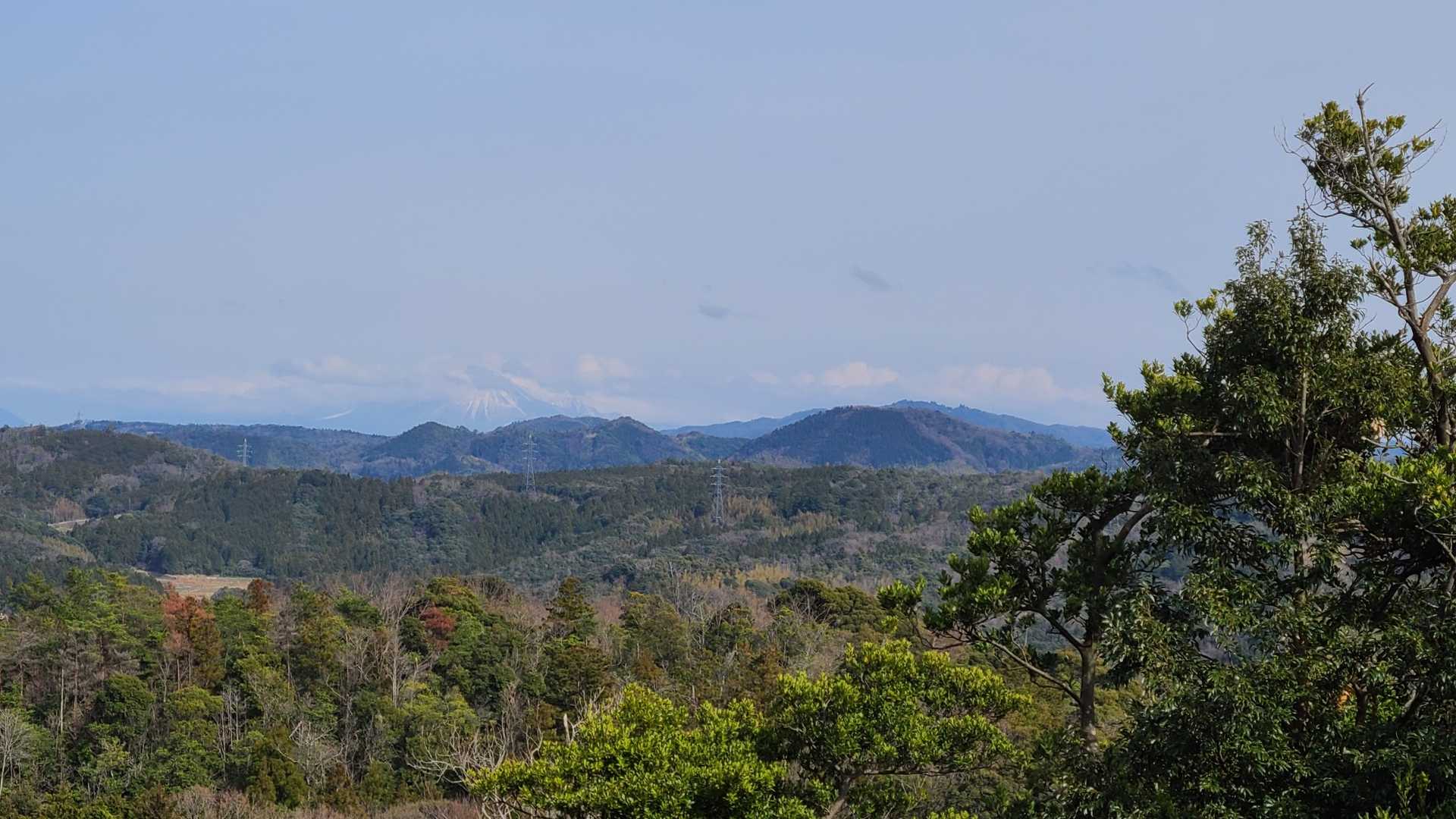しかし、下り始めた瞬間、景色が開けました。遠くに大山が見えますね🗻