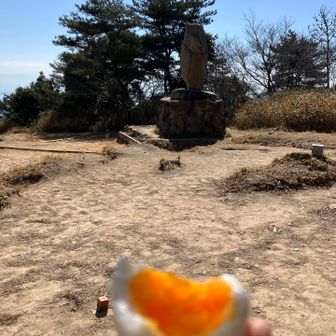 菊水山で小休憩

卵食べながら
ハイカーさん達のランチ眺める