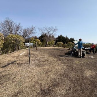 山頂到着　意外と広いですね

皆さん寄から登って来たようです
