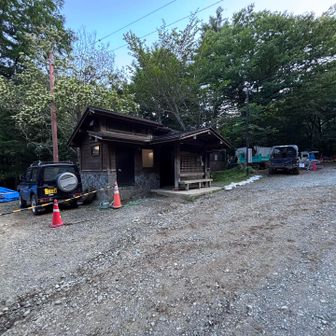 登山口のトイレ🚽
周りに工事車両がいっぱい🛻
このすぐ上にも5〜6台停められます