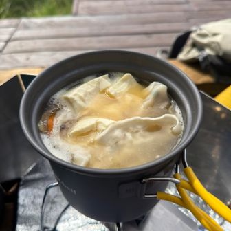 コンソメベースの鍋
餃子入り