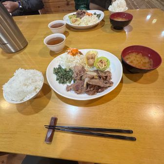 夕食は小屋でいただきました