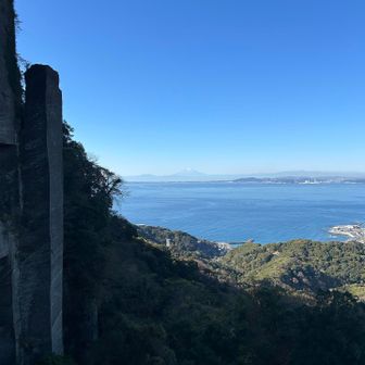 凝灰岩。火山噴出物が固まったもの。