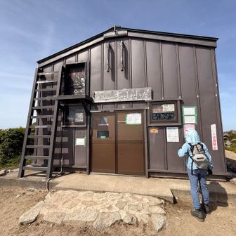 本山小屋到着！

このあと山頂まで行って戻ってきたら、YAMAPの軌跡が山頂踏んで無いことに😵‍💫

なんと山頂2往復した😸😸😸