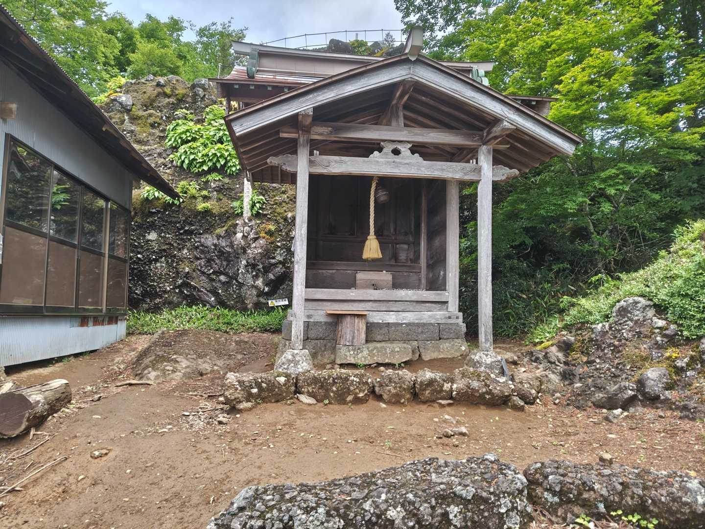 西峰の祠に到着🙏