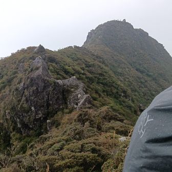 頂上に人

どこから何を撮った？
東峰から、西峰を撮影？
その逆？
もはやよく覚えてません

頂上からなにか叫んでる若者の声
好きな女の子の名前ぽい

溢れる気持ち
青春ですね