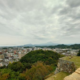 遠くに大山の姿が見えます。