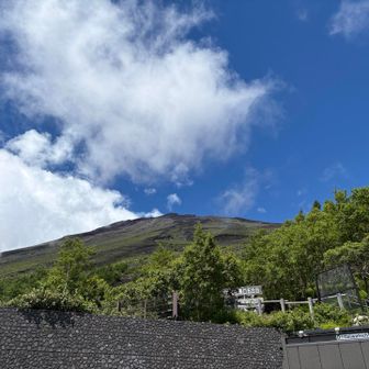 5号目付近まで降りてきたら登山者が急増。ツアーであろう団体も多く、30人を超える大規模なものも。

（心の声）
昼過ぎから登り始めてどこまで登るのだろう。大規模ツアーでもガイドさんは2人とかしかいなくて心配になる。すれ違いも1団体5分くらいかかる。避けて待っててあげてもガイドさんすらお礼も挨拶もなし…山のマナーどうこう言えるほど経験ないけど、せめてガイドは挨拶くらいしたらいいのに。
すれ違いでもコレ。同じ方向で追いついた日にはストレスMAXだろう。最盛期の富士登山は上までこんな感じが続くのかもなぁ。
人気の山は気になる団体が割といるけど、富士山は飛び抜けて酷い気がした。