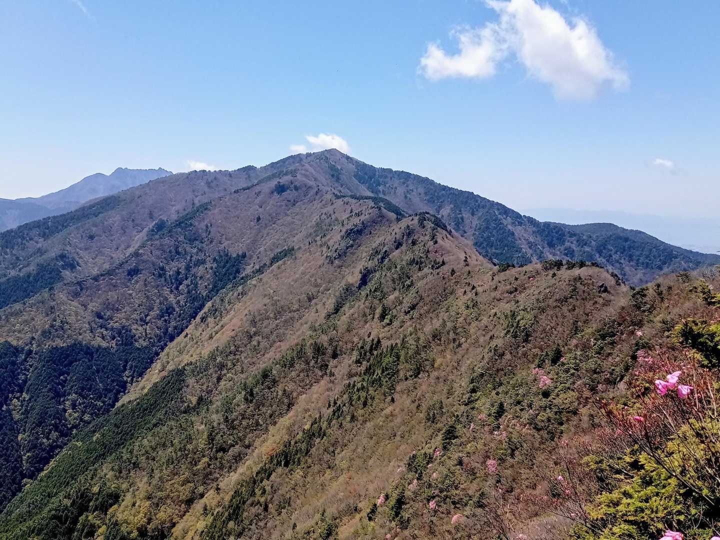 充分遊んで腹ごしらえもして、さぁ、
下山
行きと違い赤星山への稜線もくっきり　奥には二ツ岳も覗く
やっぱり青空　テンション上がる⤴️