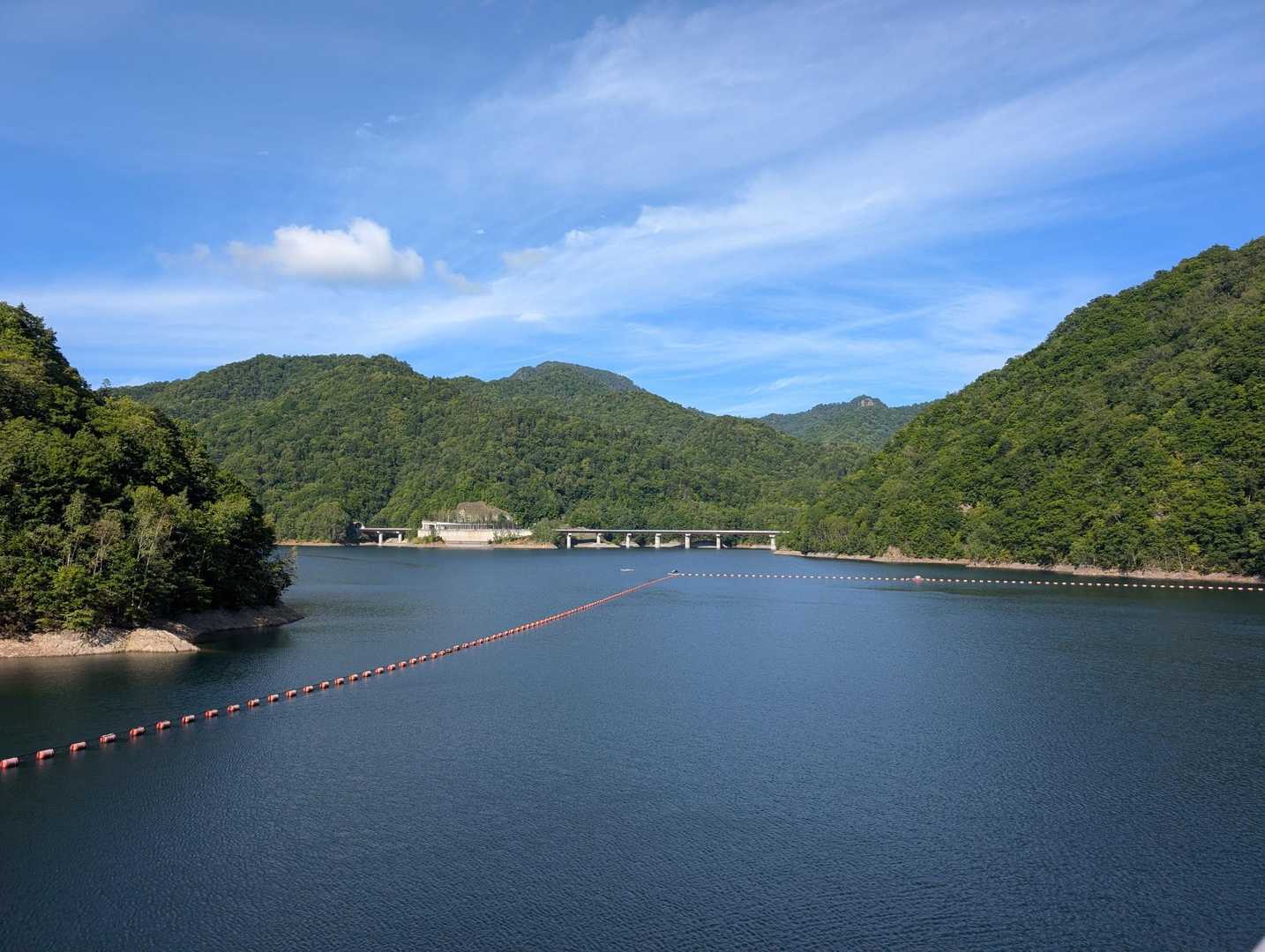 湖の向こうにカムエボ