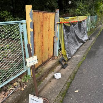 登山道はこちらのゴミ置き場の扉から侵入するようです😅