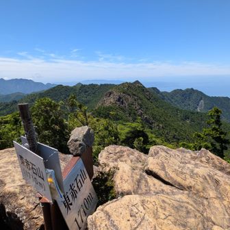 遠くに沓掛山