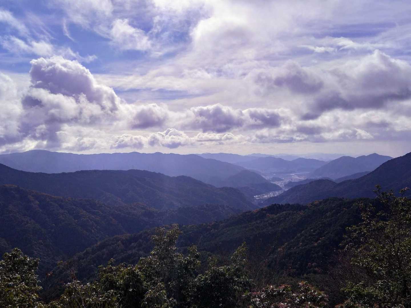 可部から広島、向こうの海まで見えます。白木山がどれかわかるようになりました。成長。