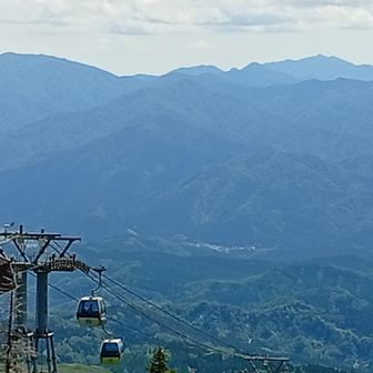 展望所にて
左に白子森（多分）
中央やや右に少しポコッとしたのが御衣森かな
そのずーっと右に太平山奥岳