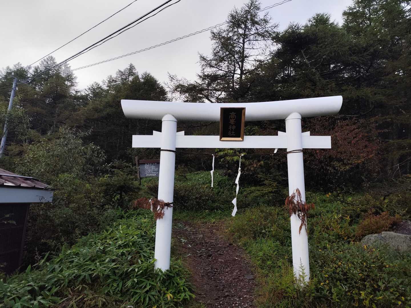 珍しい白鳥居
冬は上部まで雪に覆われる
