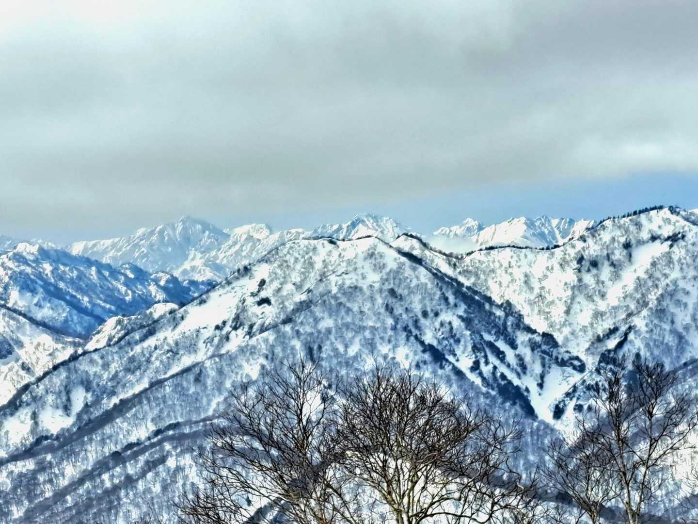 奥に北アルプス
劔、立山、白馬、五竜などが見えました😊