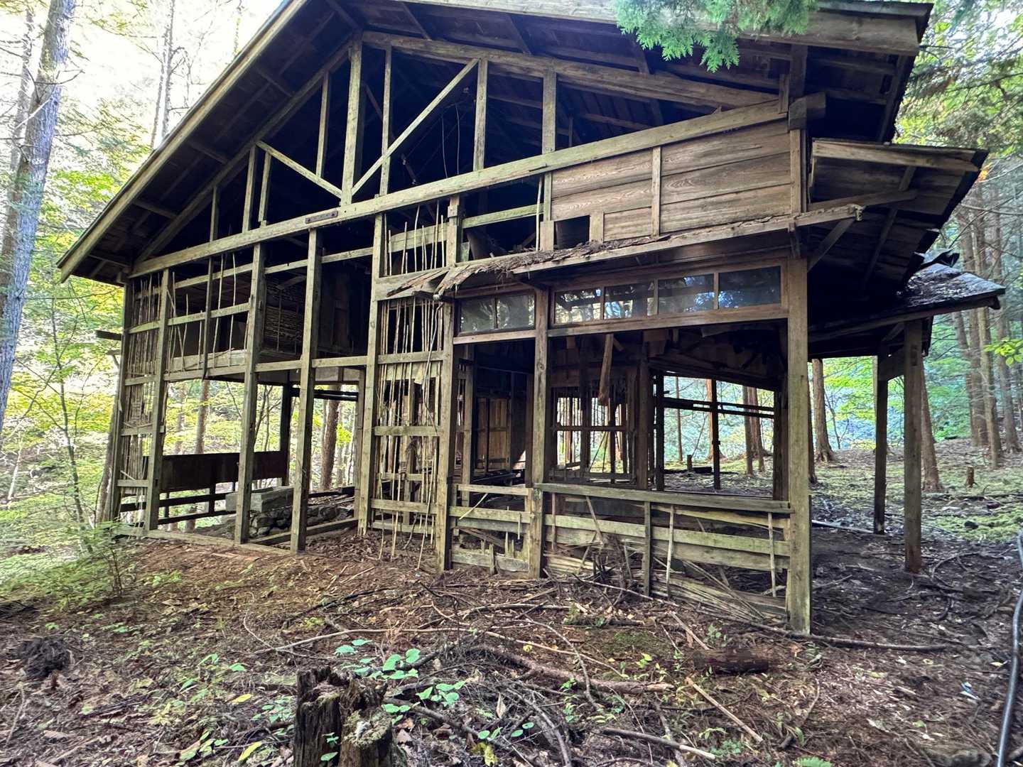 半端に壊した状態で残されている建物。